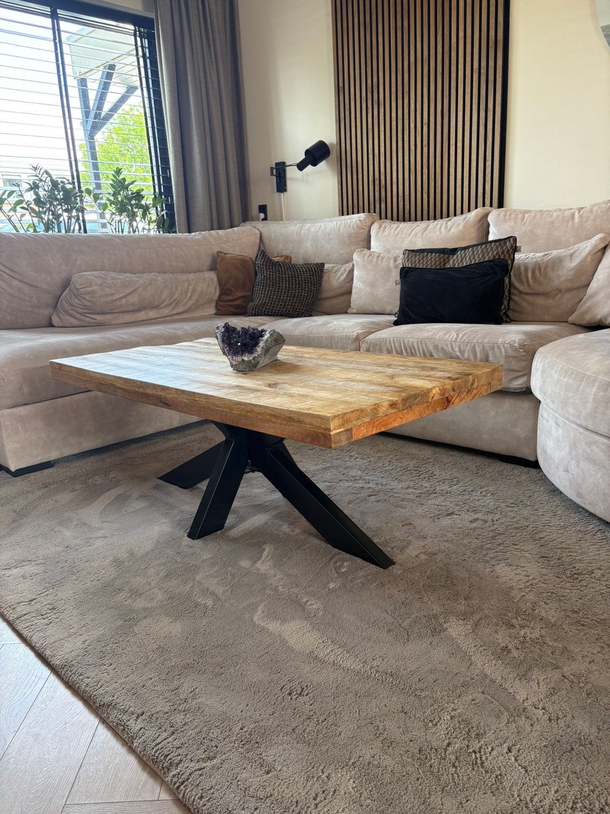 Salontafel mangohout met zwart metalen spinpoot, Huis en Inrichting, Tafels | Salontafels, Ophalen, 100 tot 150 cm, 50 tot 100 cm