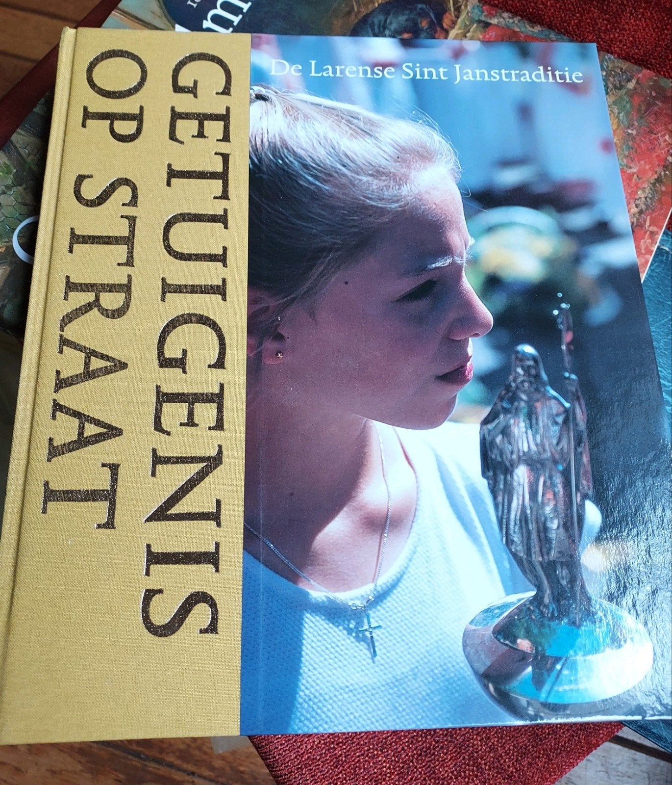 Getuigenis op straat: de Larense Sint Janstraditie Hardcover, Boeken, Ophalen of Verzenden, Zo goed als nieuw, Noord-Holland