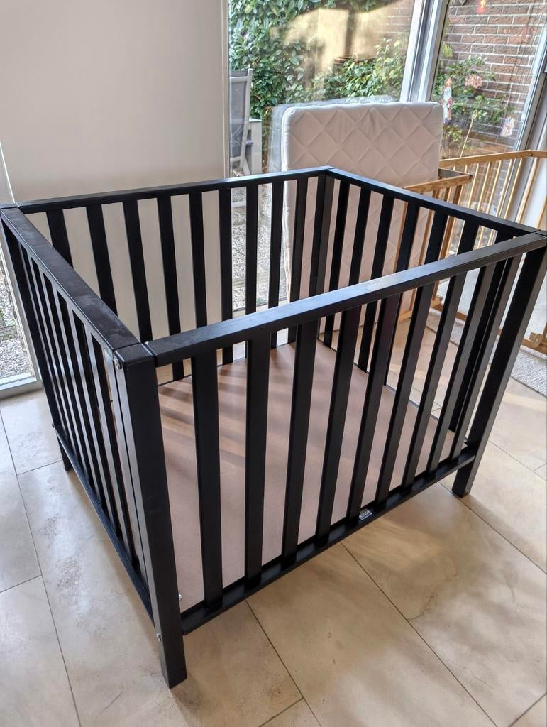Zwarte houten box voor baby of peuter, Ophalen, Gebruikt, Vierkant