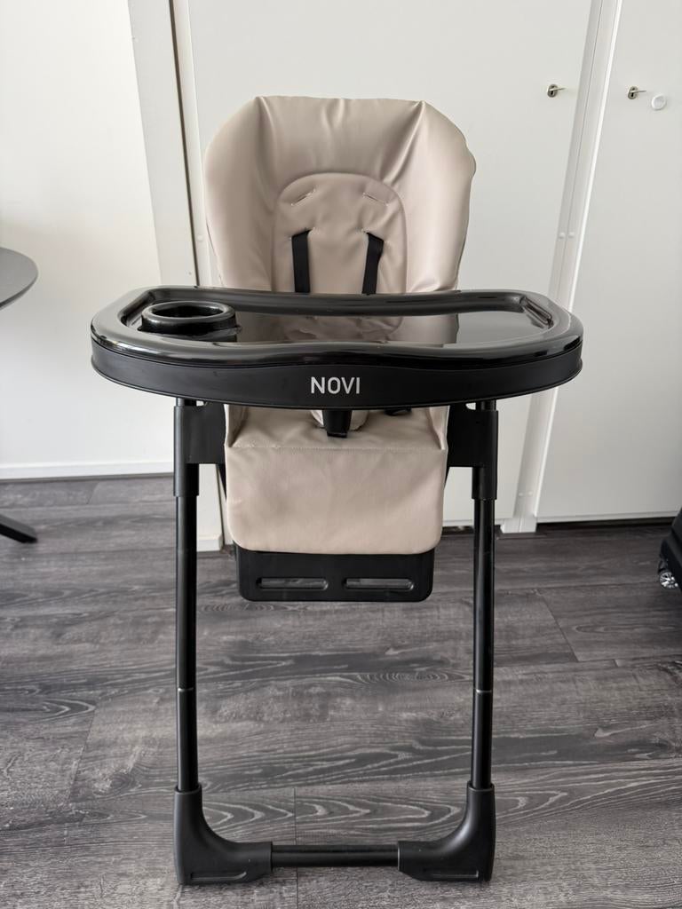 Novi moon kinderstoel taupe, Kinderen en Baby's, Kinderstoelen, Ophalen, Zo goed als nieuw, Overige typen, Afneembaar eetblad