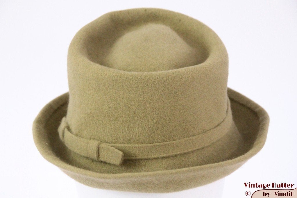Vintage Dameshoed groenig beige 55 = S tot XS a-symmetrisch, Kleding | Dames, Ophalen of Verzenden, Zo goed als nieuw, 55 cm (S, 6⅞ inch) of minder