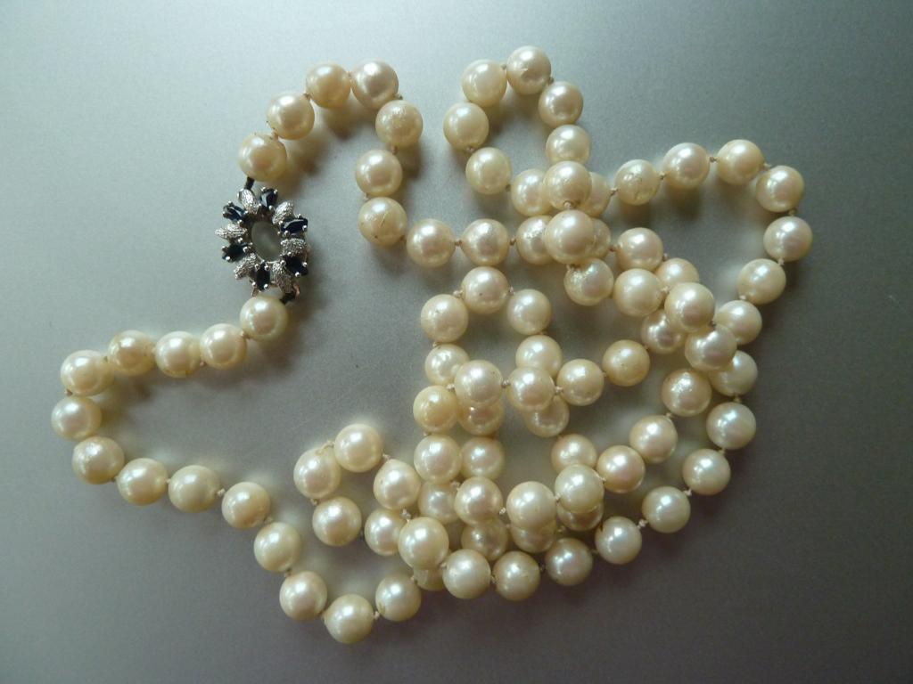 Akoya cultivé parelcollier, 14 kt. gouden slot met saffieren, Sieraden, Tassen en Uiterlijk, Kettingen, Verzenden, Zo goed als nieuw