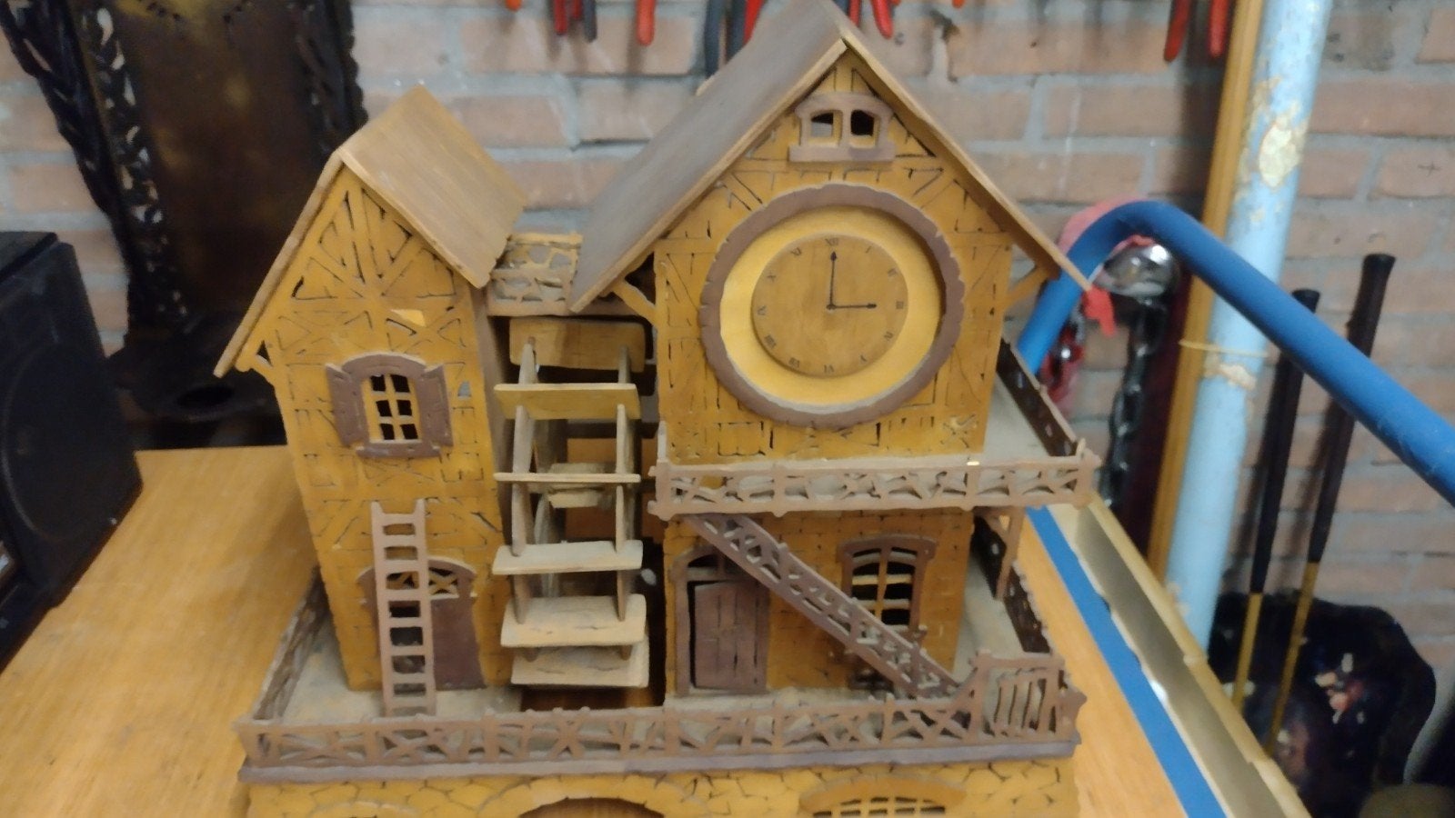 handgemaakte houten klok in huisjesvorm met waterrad, Ophalen of Verzenden