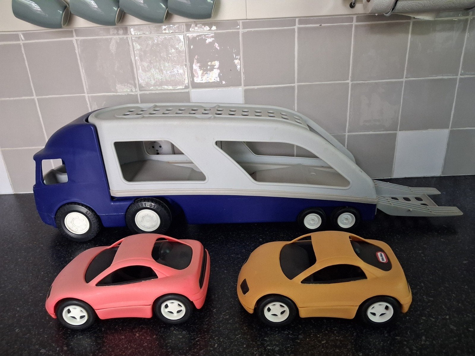 Grote speelgoed autotransporter met 2 auto's, Ophalen of Verzenden, Gebruikt