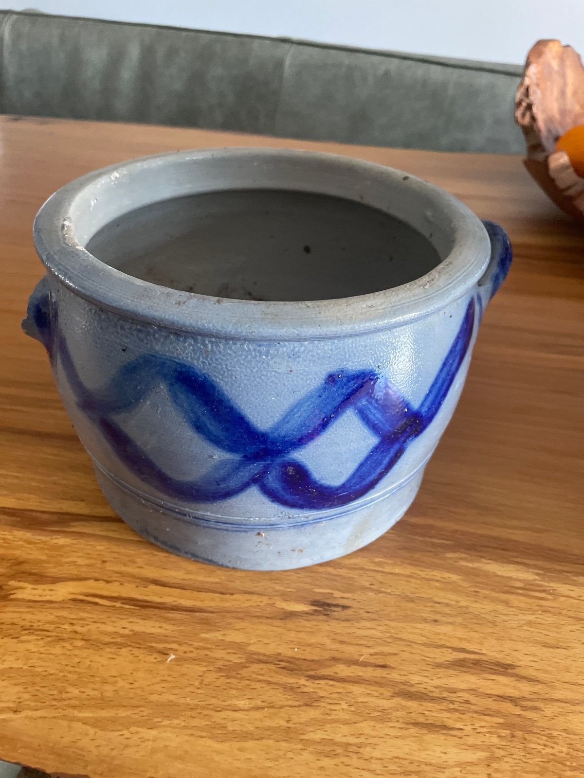 Oude aardewerk pot met blauw decor - oor afgebroken, Antiek en Kunst, Antiek | Keramiek en Aardewerk, Ophalen