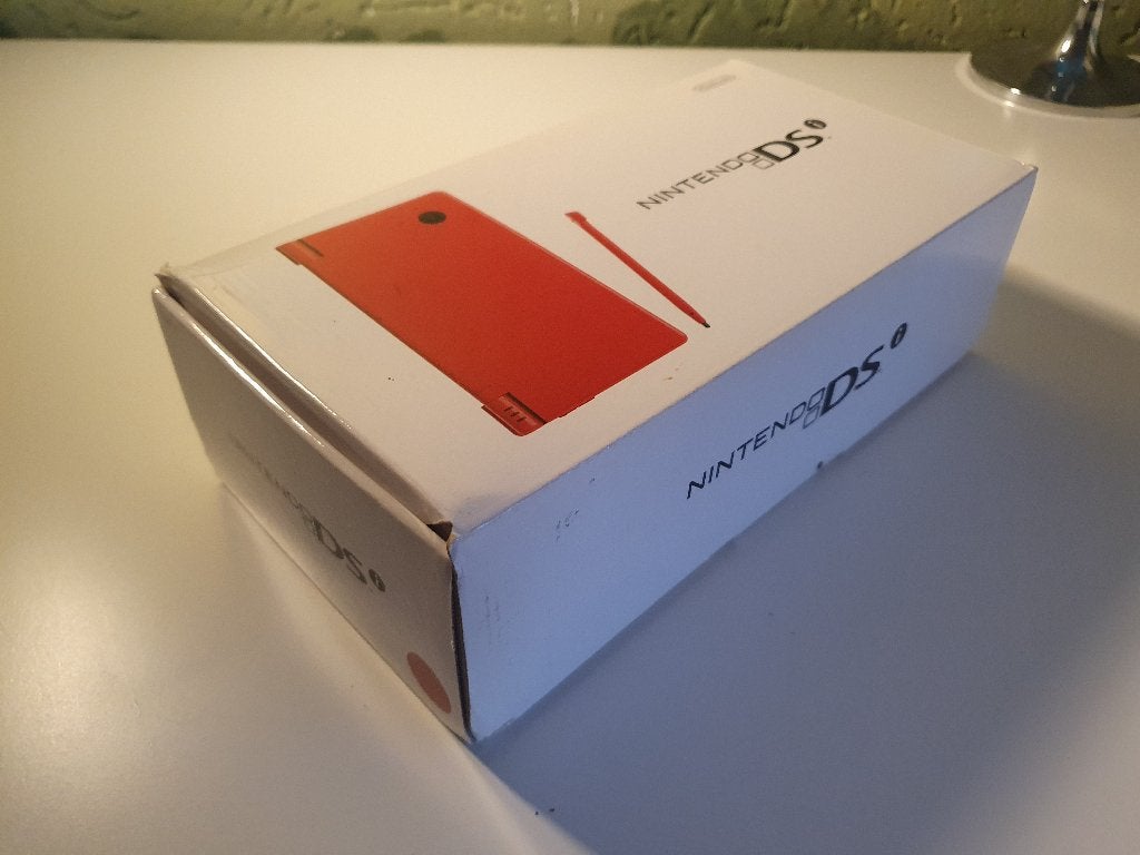 Nintendo Dsi Red € 90,00, 1 speler, Verzenden, Zo goed als nieuw, Vanaf 3 jaar