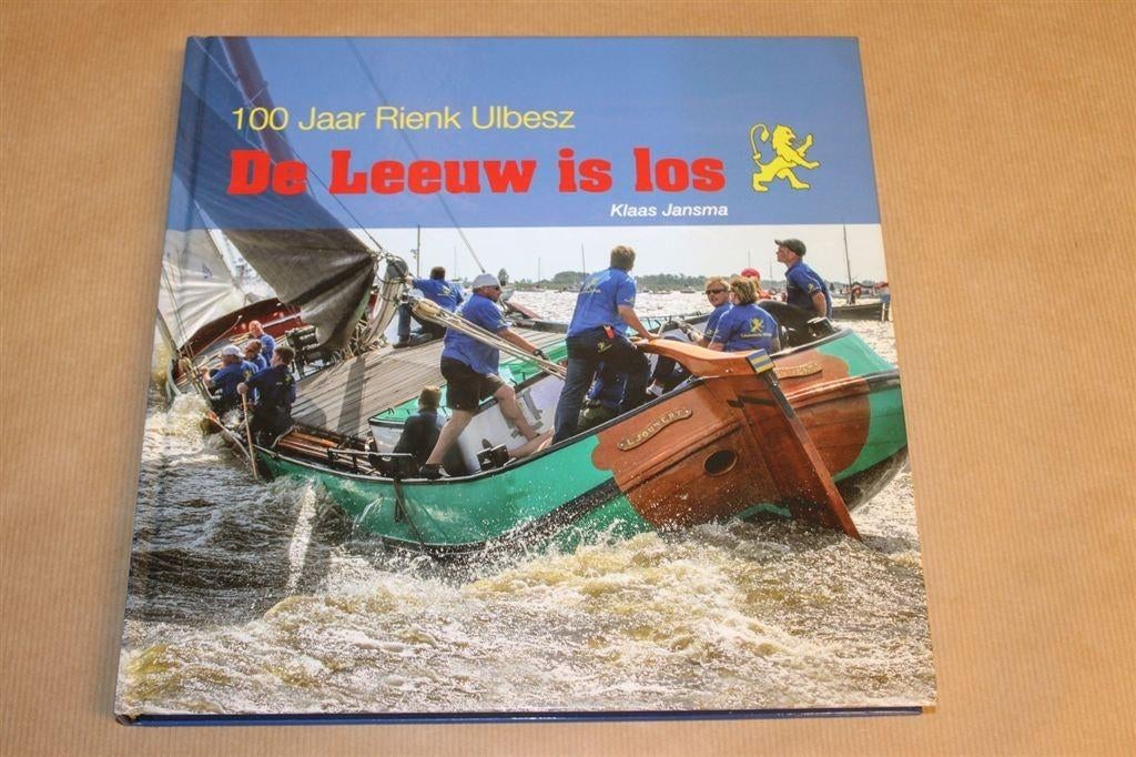 100 jaar Rienk Ulbesz - De Leeuw is los [skutsjesilen], Ophalen of Verzenden, Zo goed als nieuw
