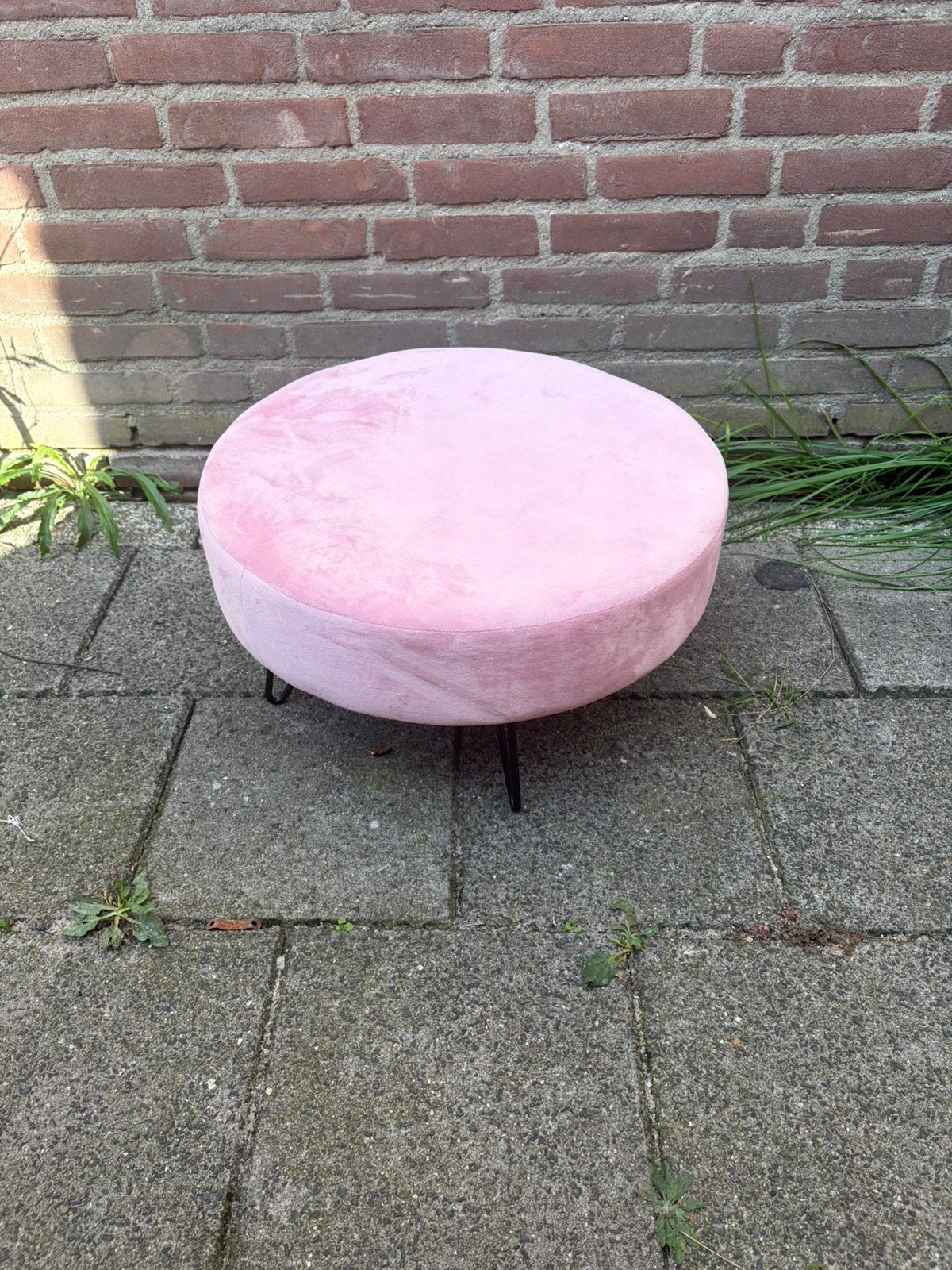 Roze ronde poef / voetenbank met zwarte poten, Huis en Inrichting, Ophalen, Gebruikt, Rond, Minder dan 50 cm