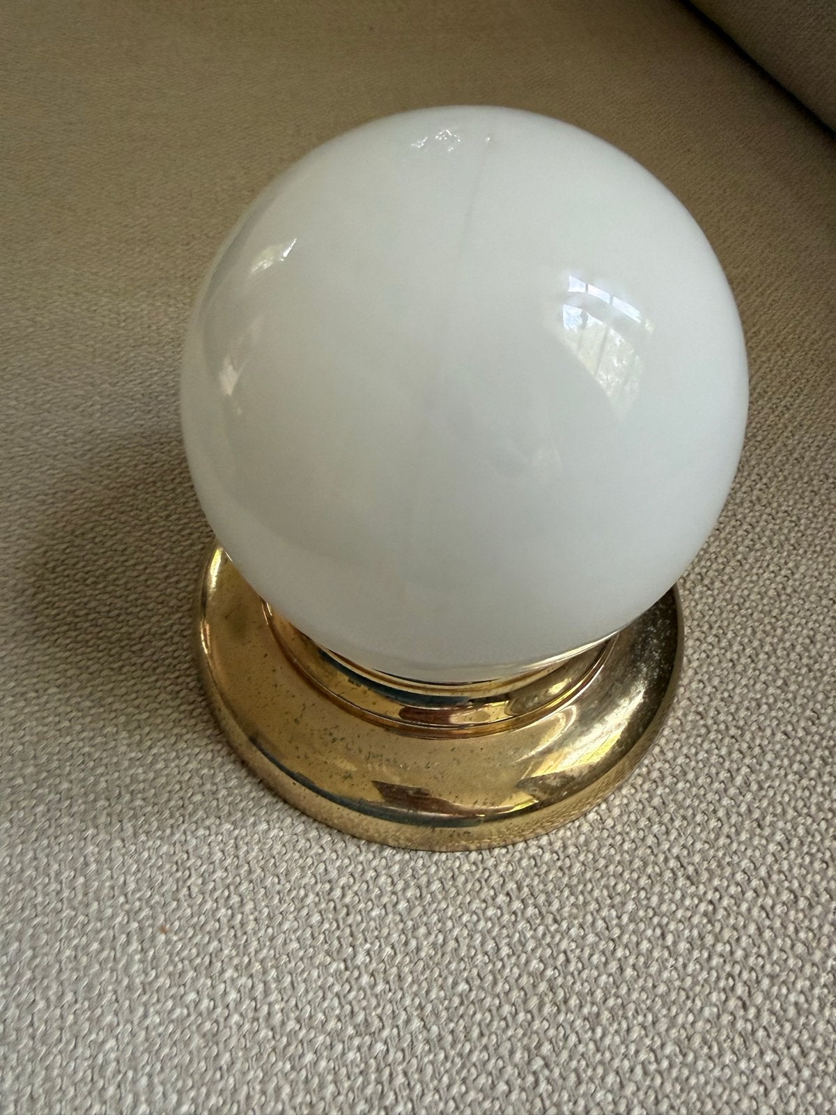 Vintage lamp met opaline glazen bol en messing voet, Gebruikt, Vintage, Wit, Ophalen of Verzenden