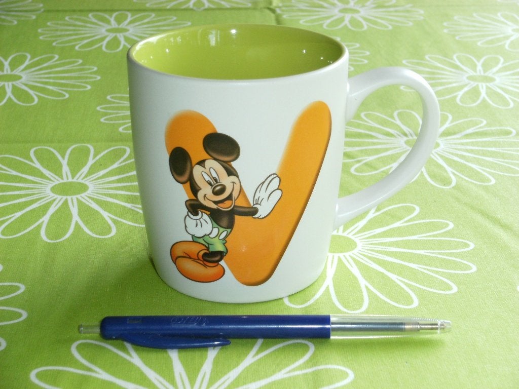 Mok Mickey Mouse Disneyland Parijs - Letter V, Ophalen of Verzenden, Mickey Mouse, Zo goed als nieuw, Servies