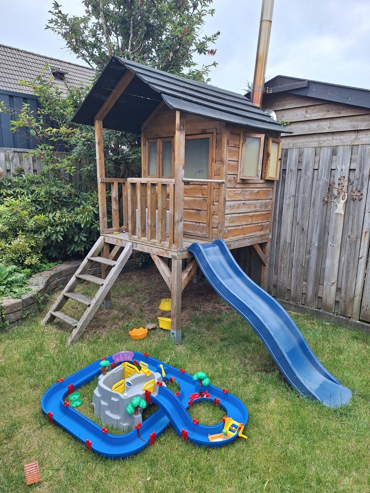 speelhuisje met glijbaan en krijtbord, Kinderen en Baby's, Speelgoed | Buiten | Speeltoestellen, Ophalen, Gebruikt, Glijbaan, Aanbouwonderdeel