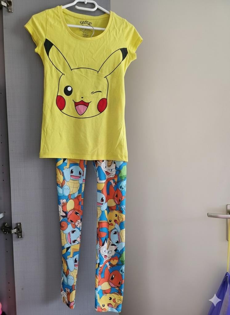 Pokemon pyjama set (T-shirt & broek) - Maat S (valt als XS), Kleding | Dames, Pyjama's, Verzenden, Zo goed als nieuw, Maat 36 (S)