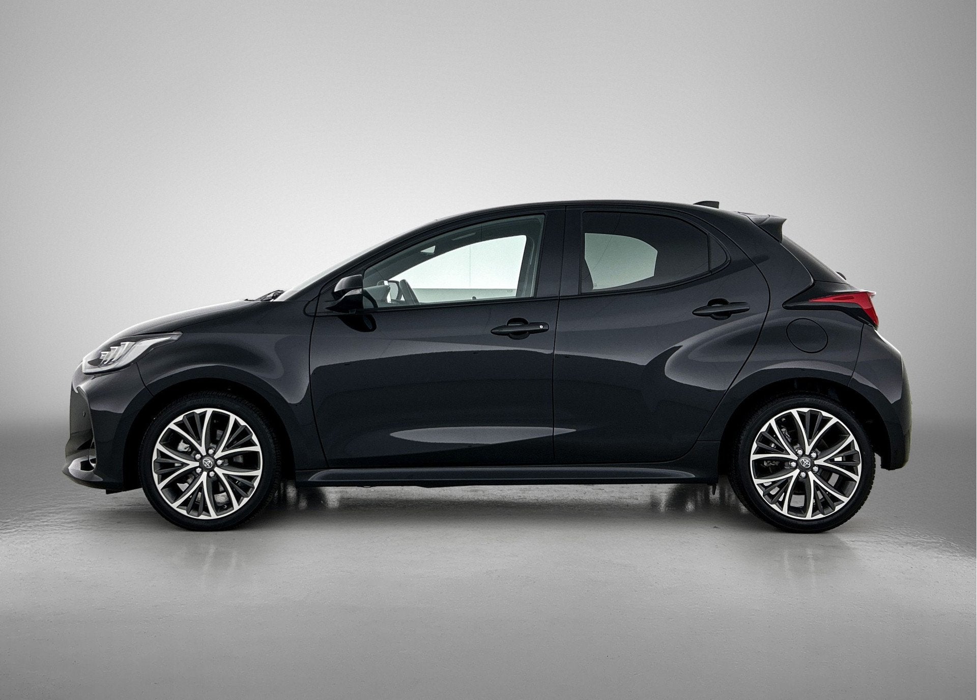 Toyota Yaris Hybrid 130 pk Executive Automaat | Parkeersenso, 12 maanden, 450 kg, Gebruikt, Zwart