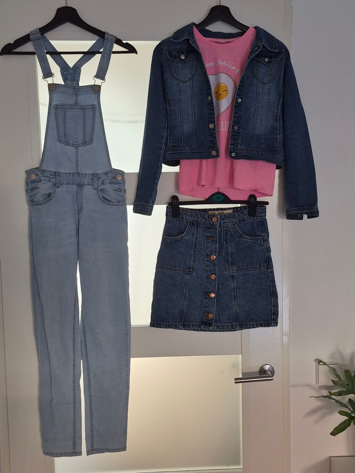 Leuke kledingset: spijkerjasje, tuinbroek, rokje en T-shirt, Kinderen en Baby's, Ophalen, Gebruikt, Meisje, Diverse merken