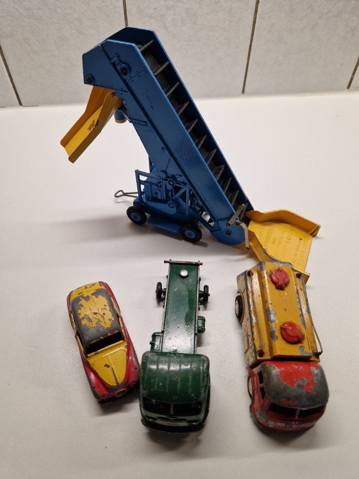 Vintage Dinky Toys: Elevator Loader en 3 auto's, Ophalen of Verzenden, Gebruikt