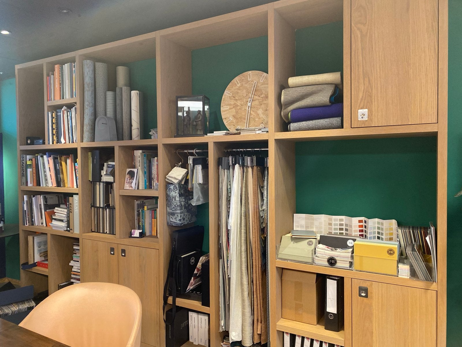 High-end open vakkenkast op maat - Houtfineer
