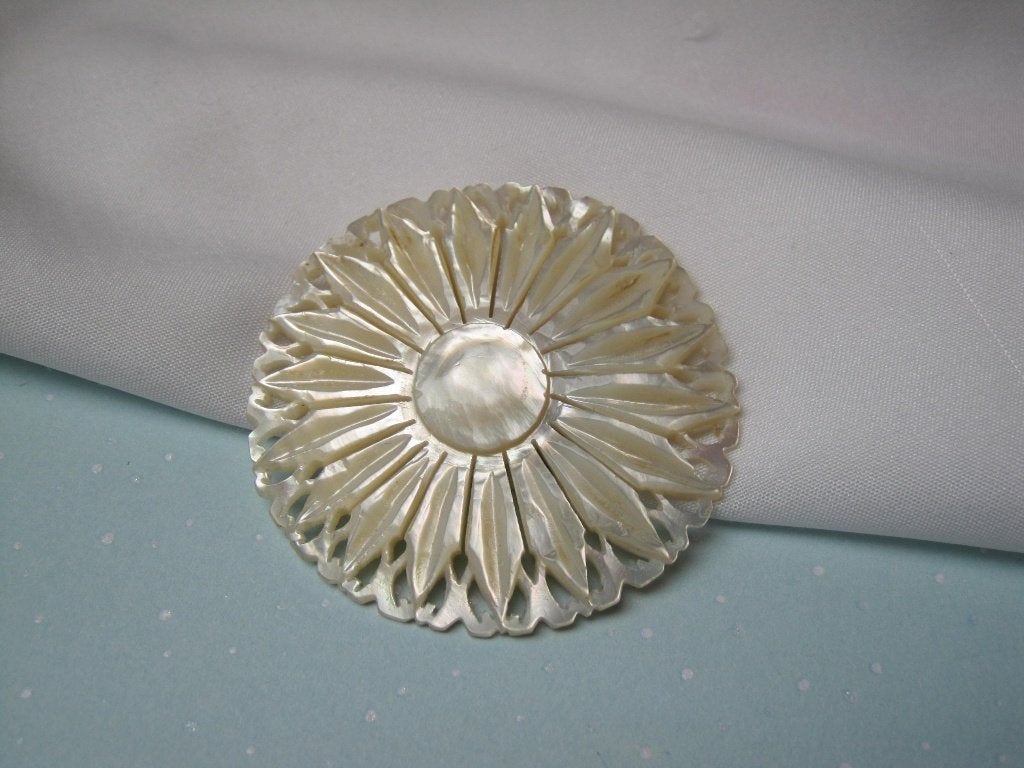 Broche antiek Bethlehem gekerfde bloem  5.3  cm, Verzenden, Overige materialen, Broche