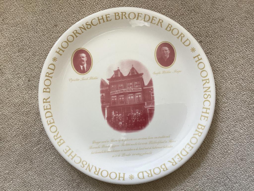 Hoornsche  Broeder Bord // oprichter Jacob Blokker / 30.5 cm, Ophalen of Verzenden