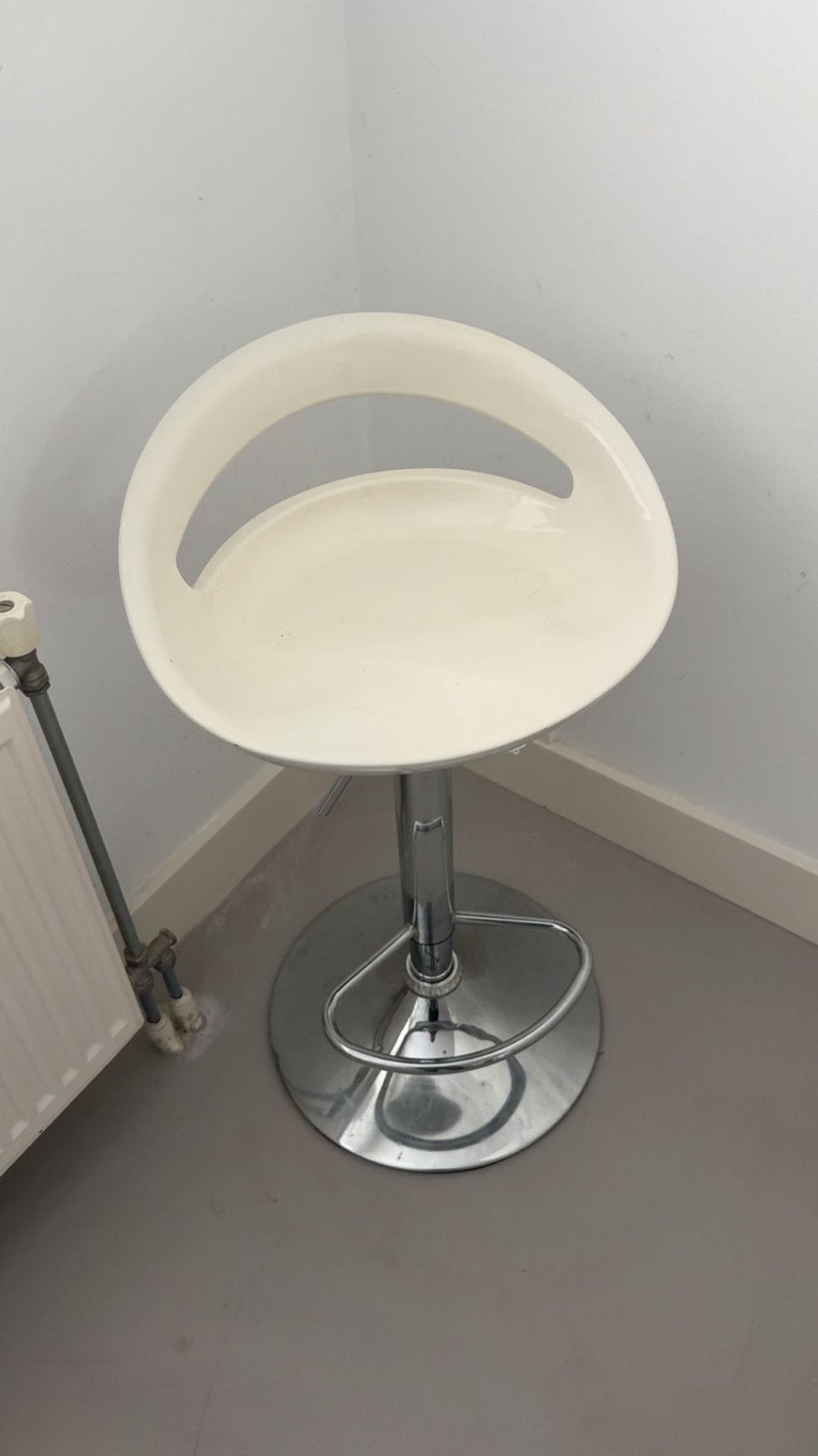 Moderne witte barkruk, in hoogte verstelbaar, Kunststof, Gebruikt, In hoogte verstelbaar, Ophalen of Verzenden