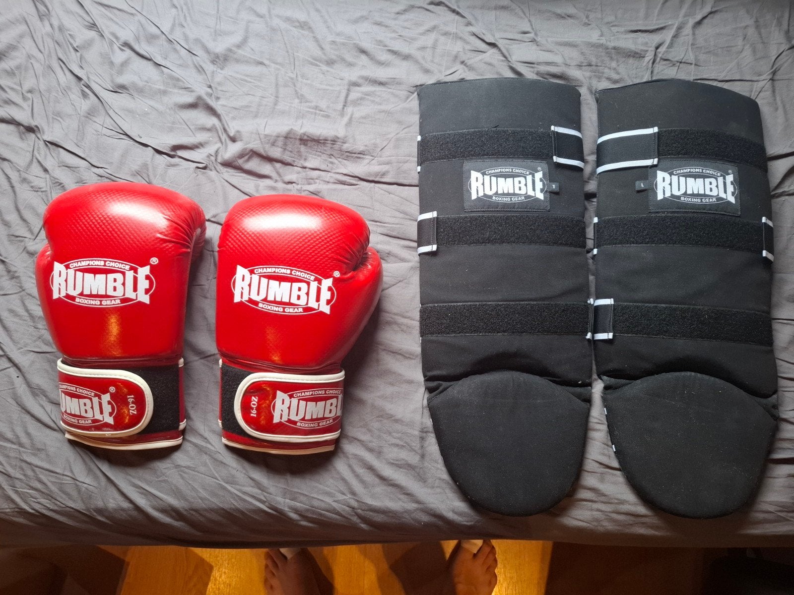 Rumble Bokshandschoenen en Scheenbeschermers - Rood/Zwart, Sport en Fitness, Gebruikt, Overige, Vechtsportbescherming, Maat L