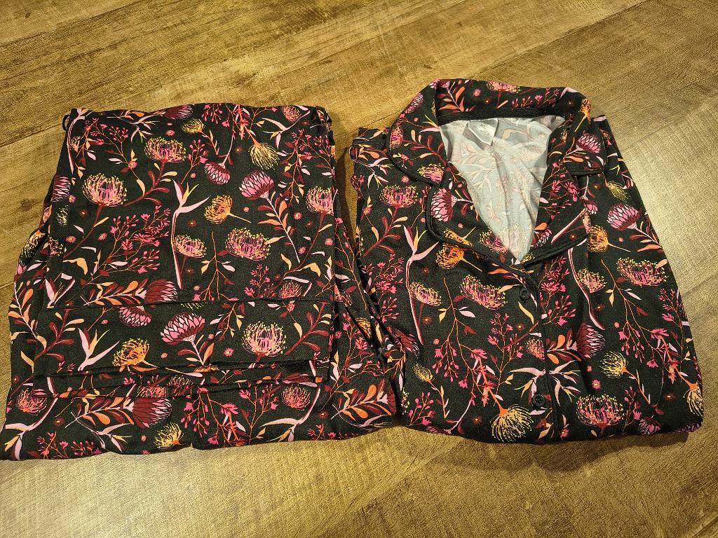Fleurige, comfortabele pyjama maat 44, Kleding | Dames, Pyjama's, Ophalen of Verzenden, Zo goed als nieuw, Maat 42/44 (L)