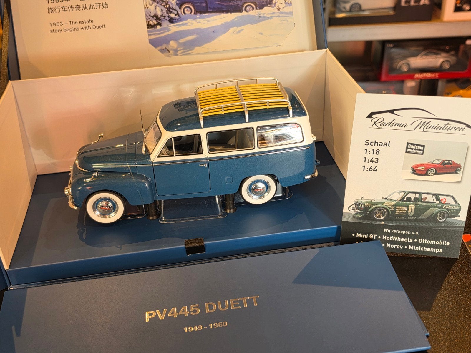 Volvo PV445 Duett – Blauw - Exclusief Volvo dealermodel, Auto, Nieuw, Ophalen of Verzenden, Volvo Dealerpack 1:18