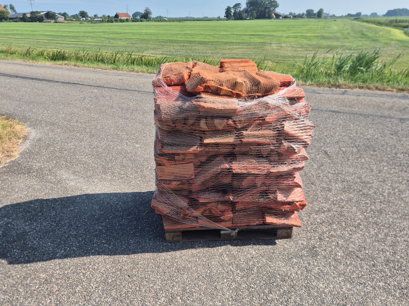 Te koop...pallets met 60 stuks netzakken Eiken....Stookklaar, 6 m³ of meer, Ophalen, Eikenhout, Blokken
