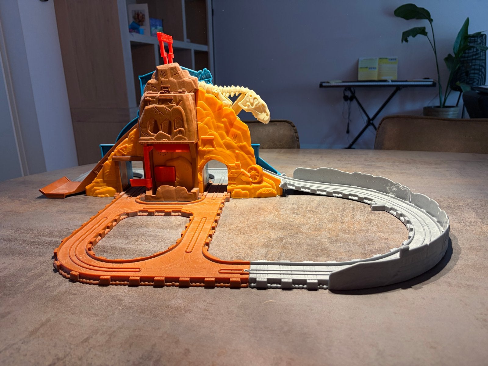 Thomas de Trein speelset met berg en dinosaurus, Ophalen, Gebruikt