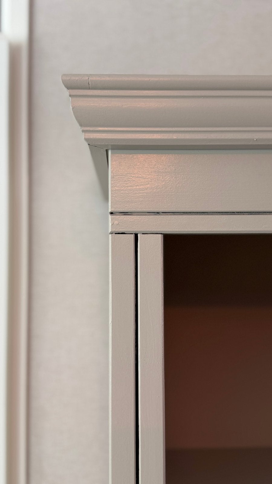 Antieke kast, beige overgelakt, als nieuw, Ophalen