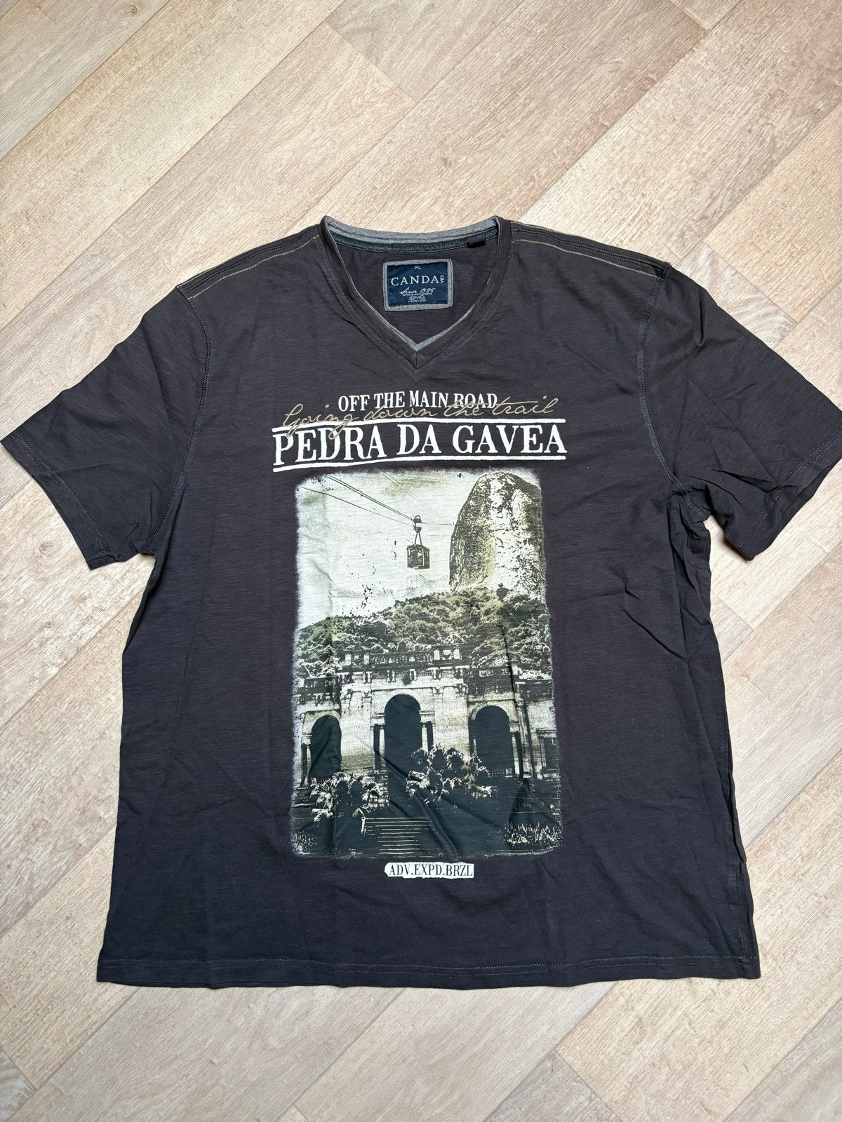 Canda C&A T-shirt d. Bruin met V-hals en print - Maat XL, Kleding | Heren, Ophalen of Verzenden, Zo goed als nieuw, Maat 56/58 (XL)