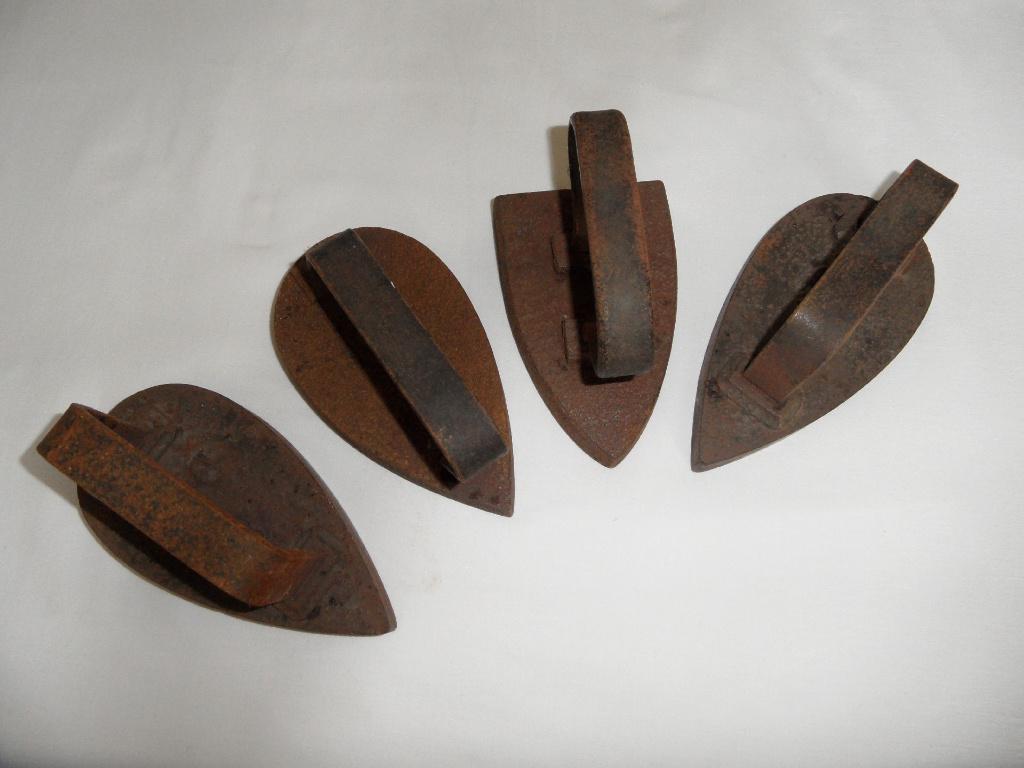 kachelbout - 4x massief gietijzeren strijkijzer met patina, Ophalen of Verzenden