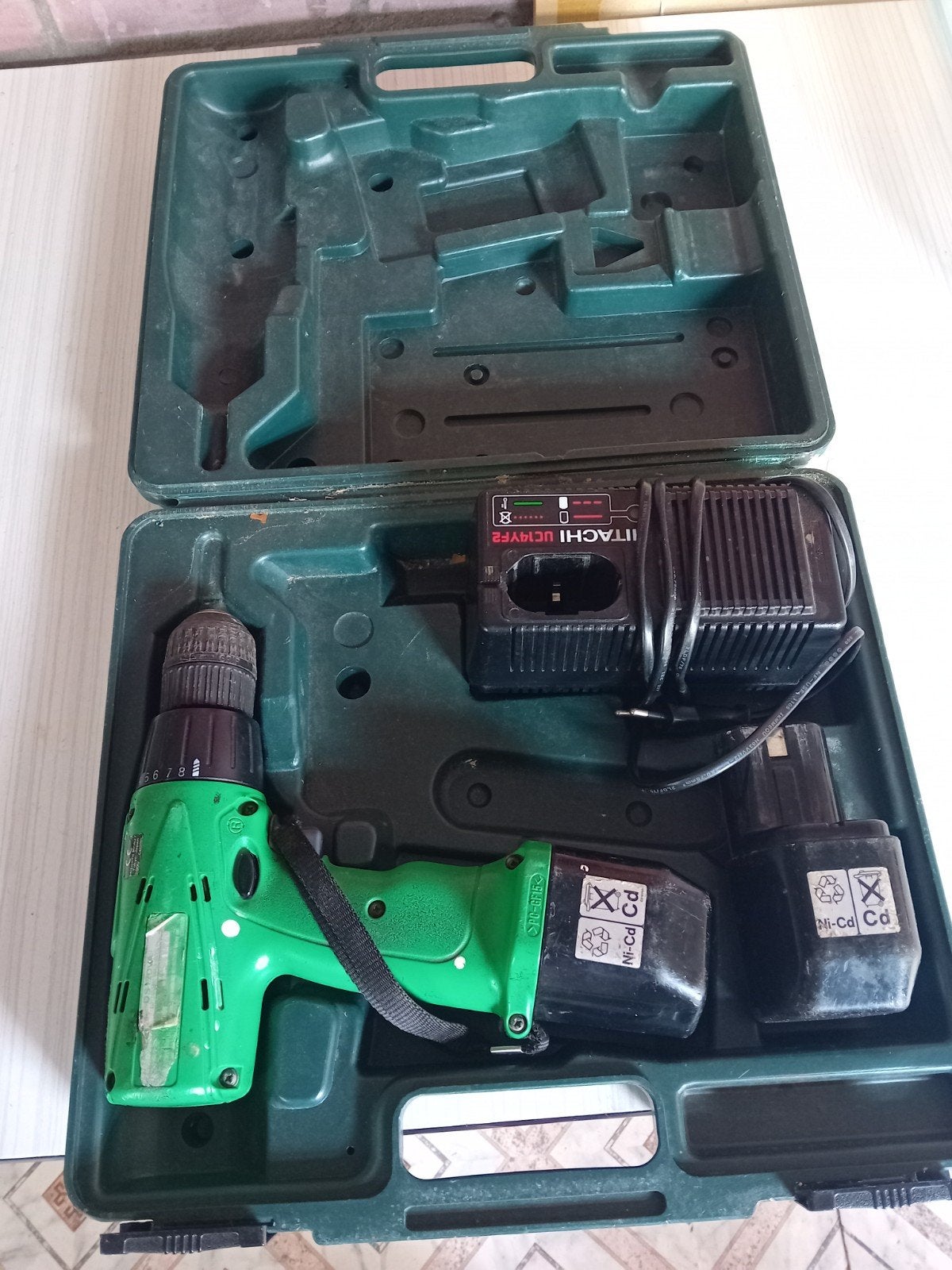 Hitachi Boor- en Schroefmachine met lader en 2 accu's, Ophalen of Verzenden, Gebruikt, Minder dan 400 watt, Boor- en Schroefmachine