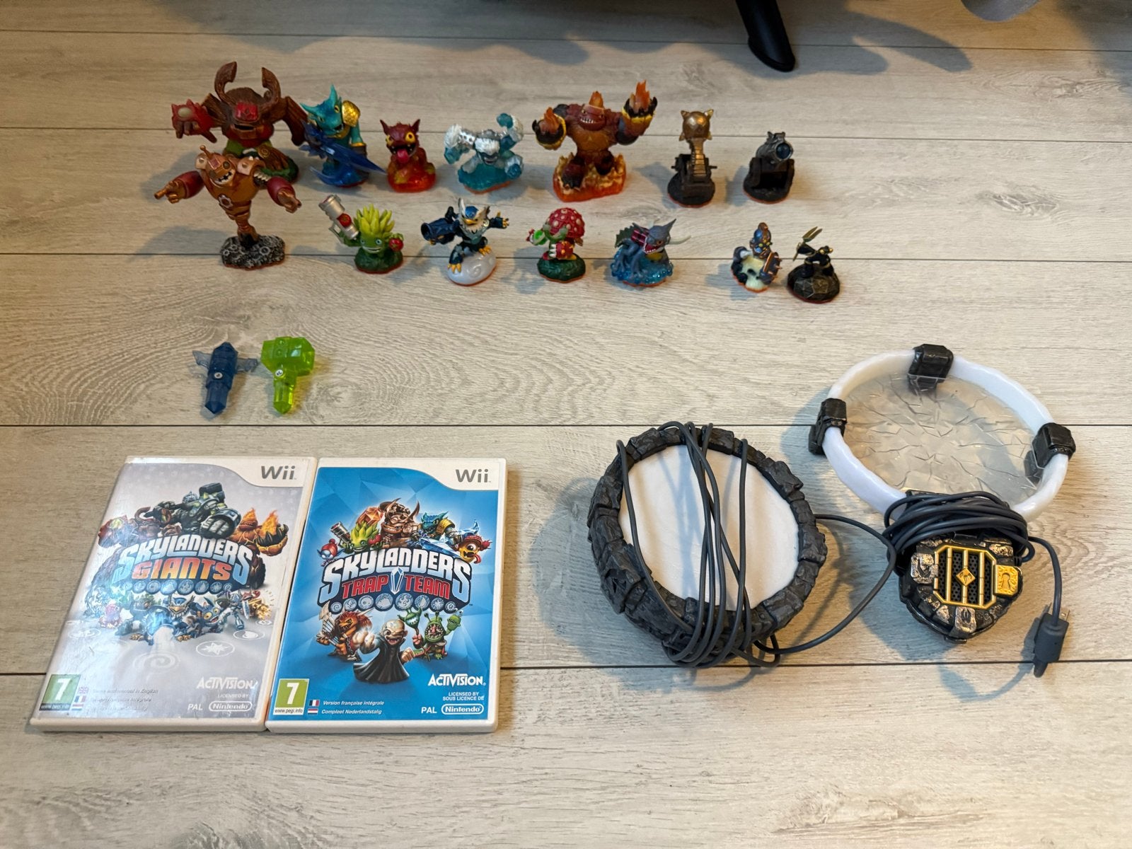 Skylanders set: 15 figuren, 2 portals, 2 games (Wii), Avontuur en Actie, Gebruikt, 2 spelers, Eén computer