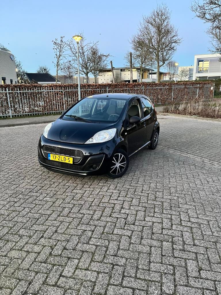 Peugeot 107 1.0 12V 5DR 2012 Zwart, Voorwielaandrijving, 4 stoelen, Origineel Nederlands, Handgeschakeld