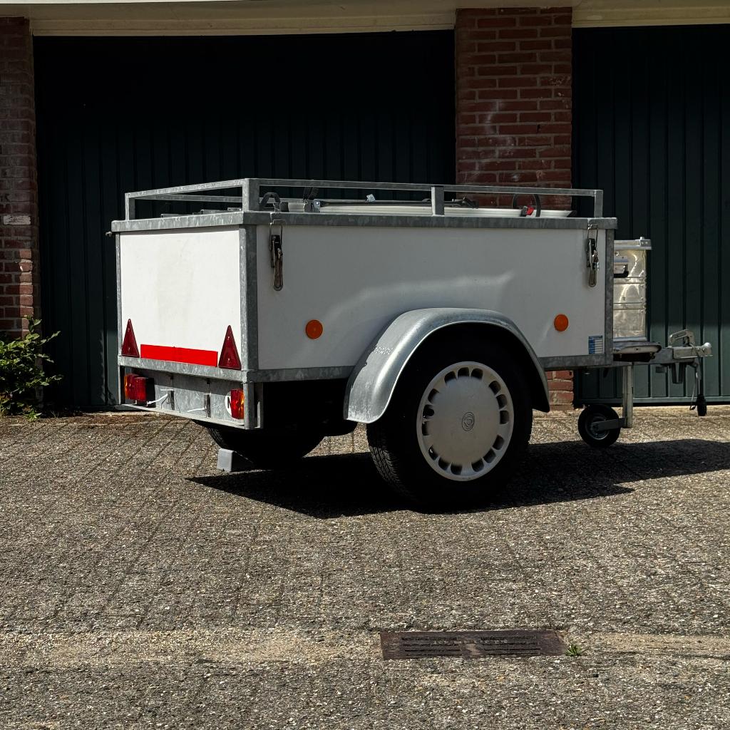 Rieske gesloten aanhangwagen P150 + Disselbak en fietsdrager, Auto diversen, Aanhangers en Bagagewagens, Ophalen, Gebruikt