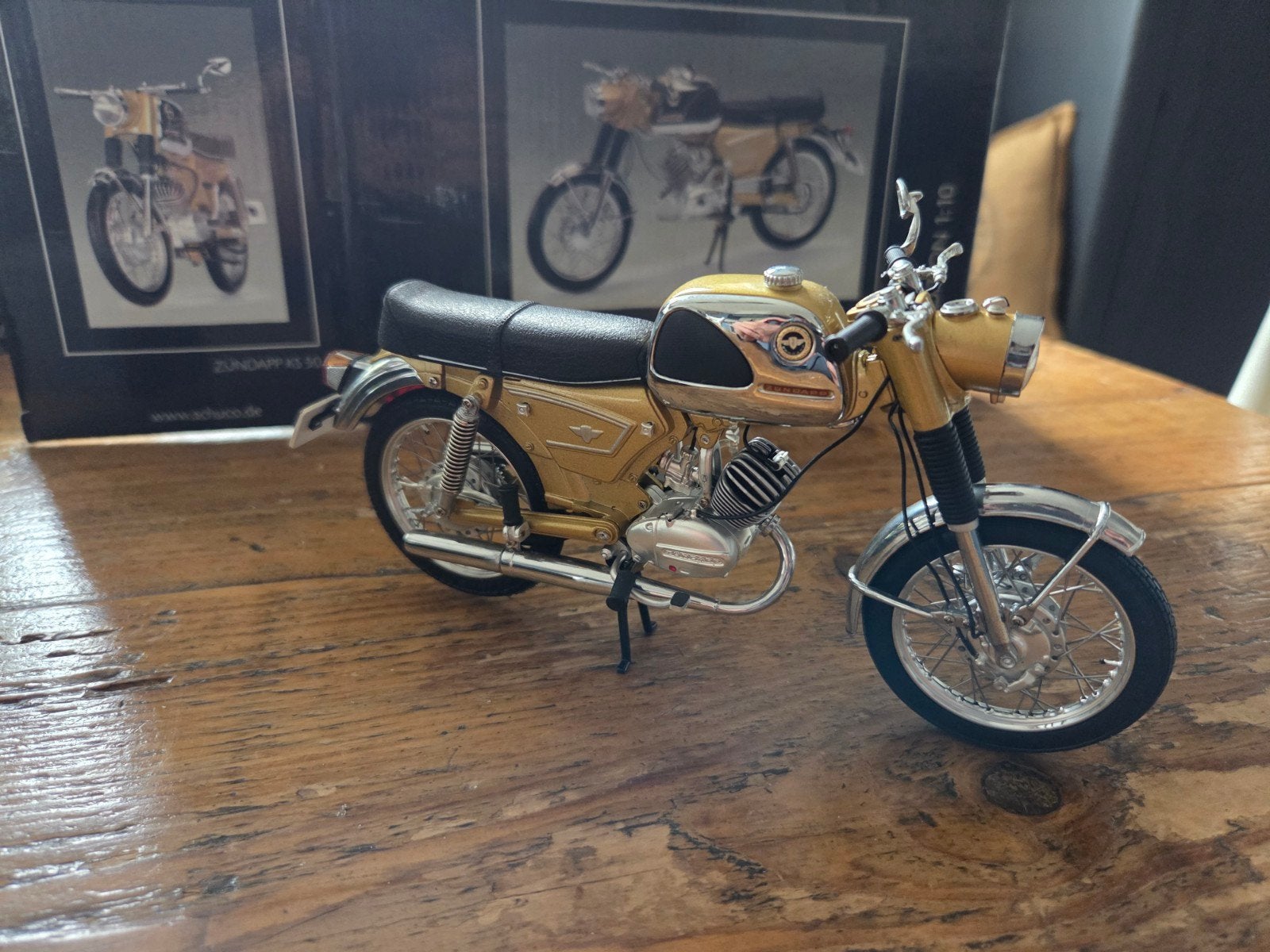 Zundapp ks50 schuco 1:10 modelbrommer., Ophalen of Verzenden, Zo goed als nieuw, 1:9 t/m 1:12, Motor