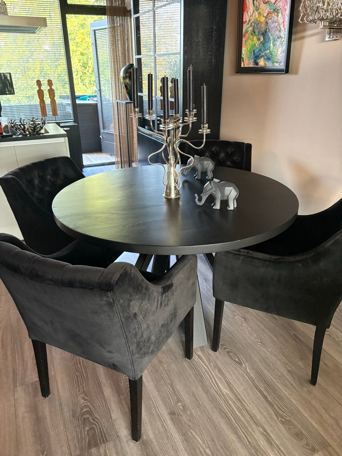 Ronde eiken eettafel (zwart) met 4 zwarte stoelen