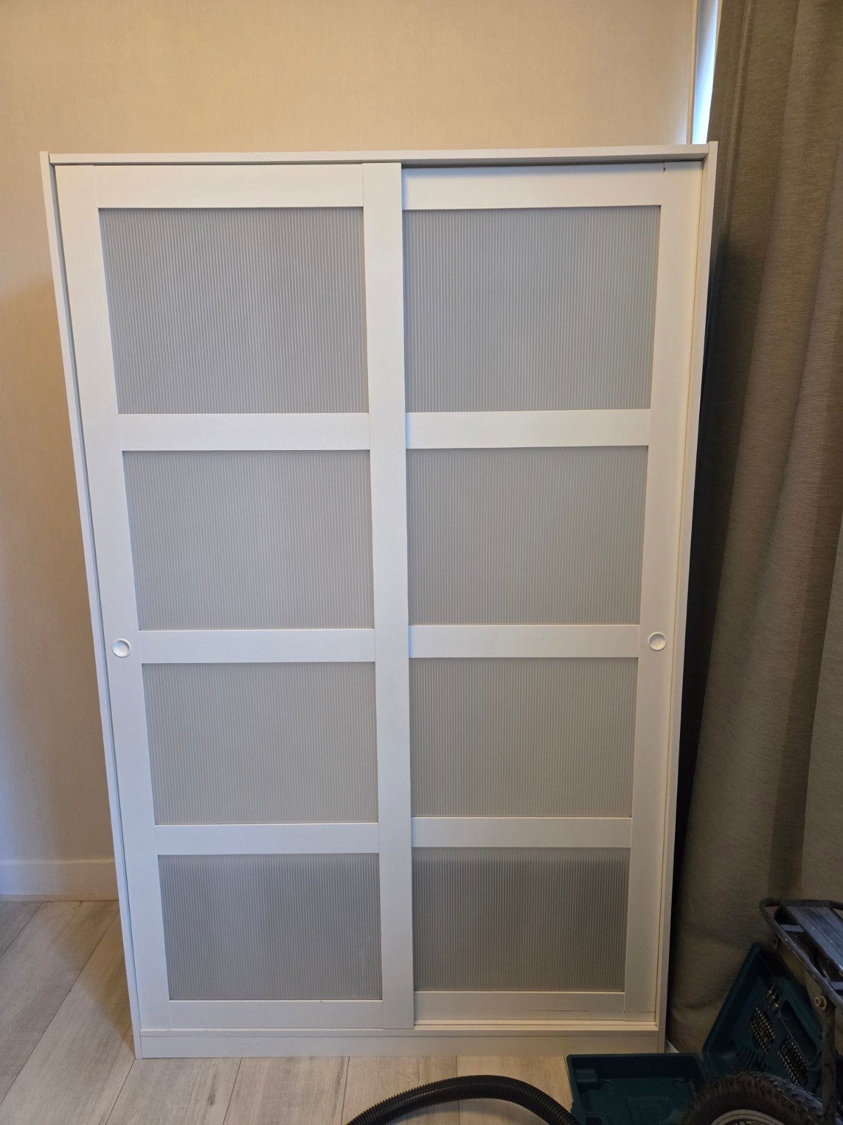 Ikea Kvikne schuifdeurkast, Huis en Inrichting, Ophalen, Met deur(en), Gebruikt, 100 tot 150 cm