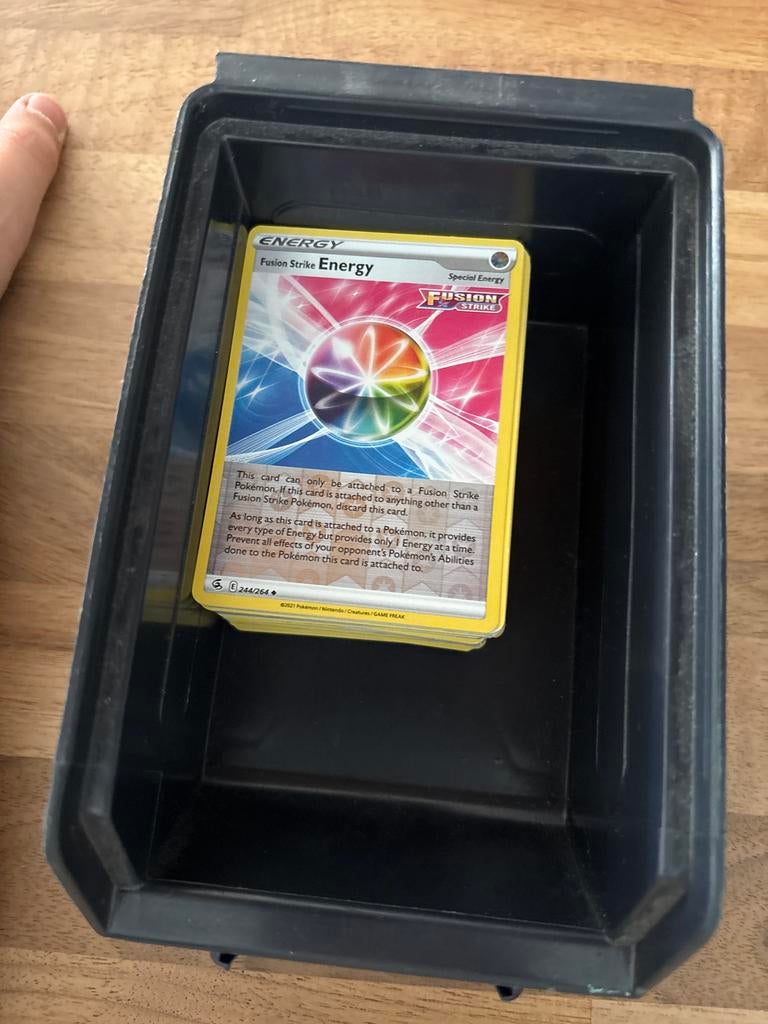 100 Pokémon kaarten - Fusion Strike Energy inbegrepen, Ophalen, Zo goed als nieuw, Meerdere kaarten
