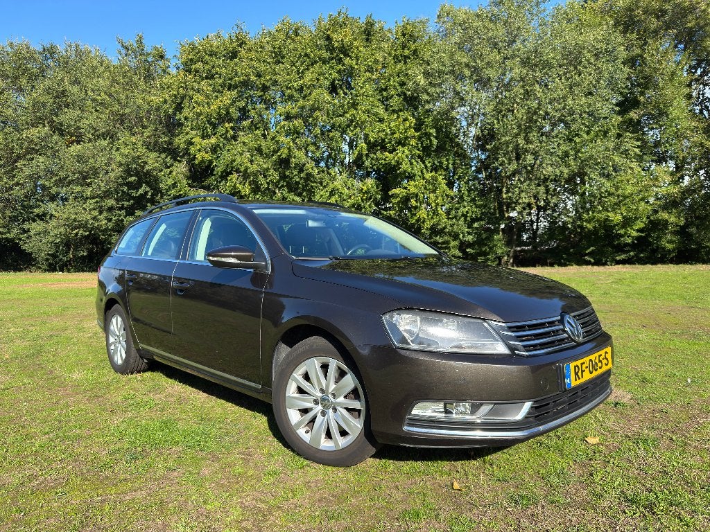 Volkswagen Passat 1.6 TDI | Navi, leder, trekhaak | APK 2027, Voorwielaandrijving, 4 cilinders, Bruin, 23 km/l