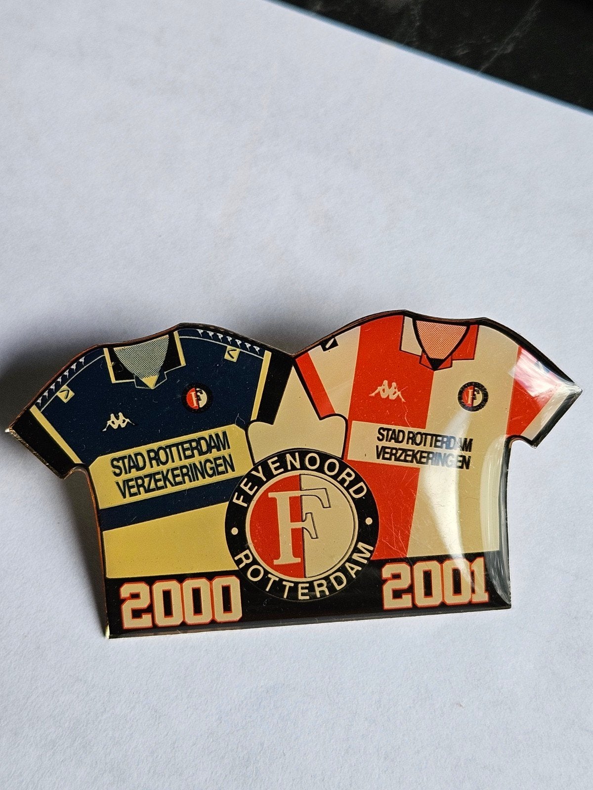 Feyenoord speldje shirts 2000 2001, Ophalen of Verzenden, Zo goed als nieuw, Sport, Speldje of Pin