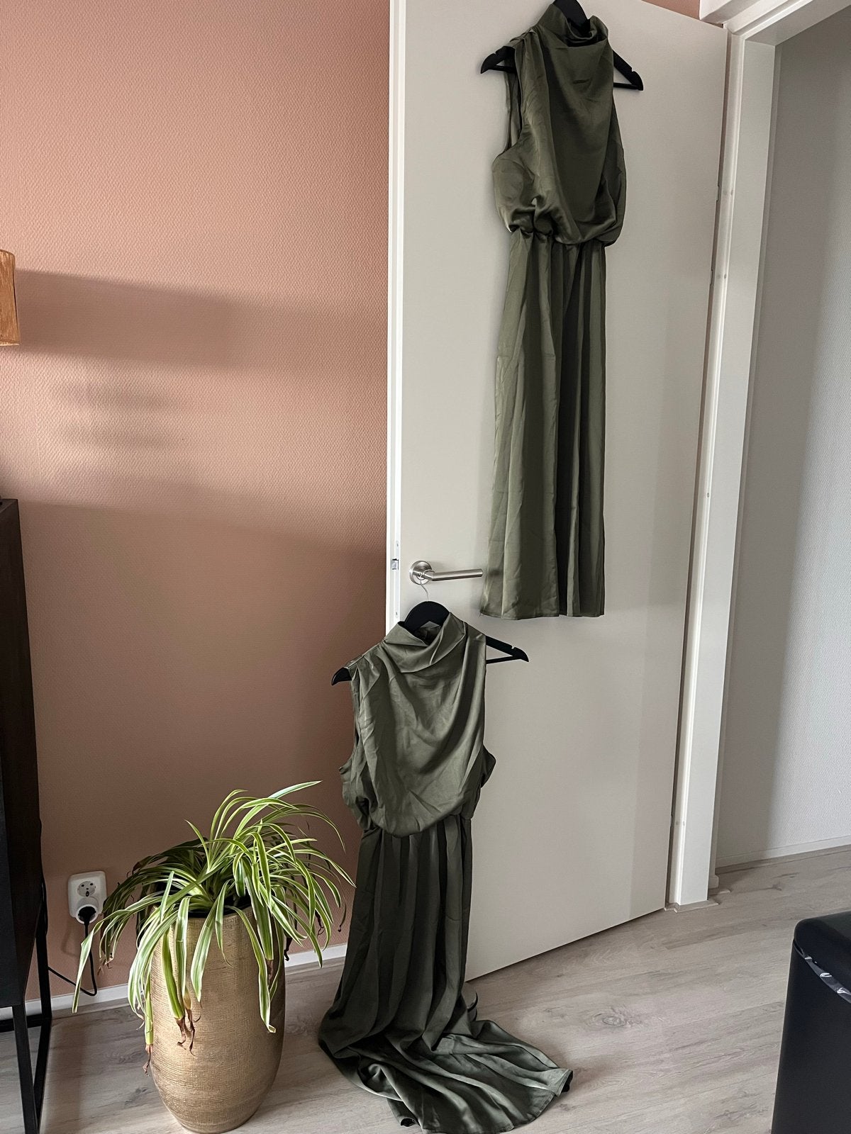 2 voor €25! Satijnen midi jurk in olijfgroen maat S en M, Kleding | Dames, Jurken, Maat 38/40 (M), Ophalen of Verzenden, Zo goed als nieuw