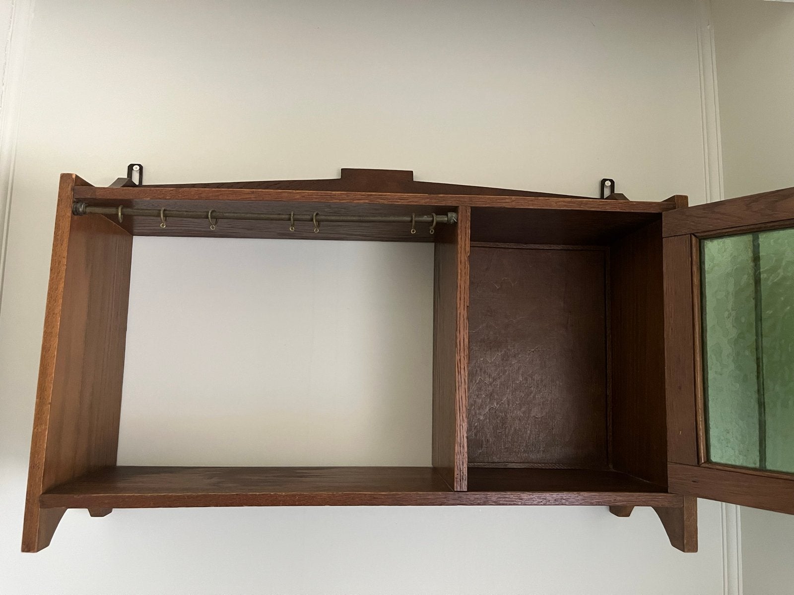 Vintage houten kastje met groen glazen deurtje en haakjes, Ophalen