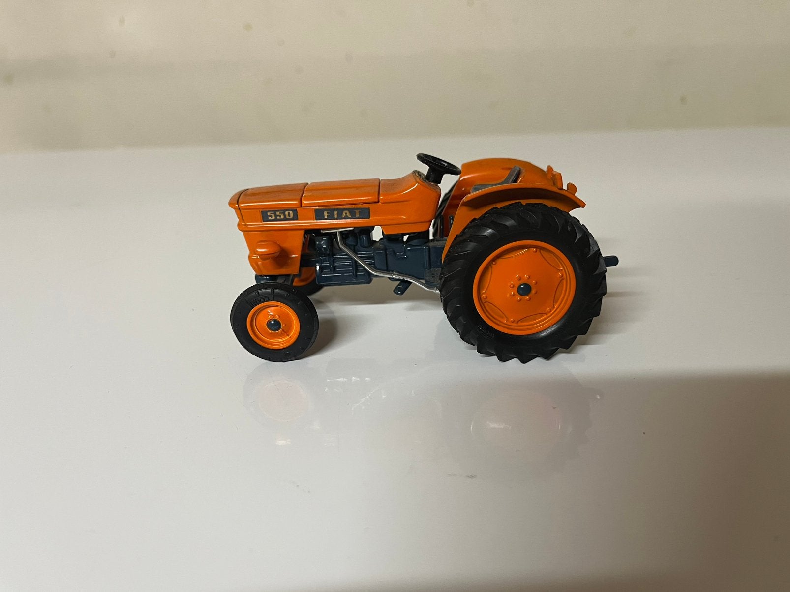 DUGU/Old Cars 51, FIAT 550 Tractor, Schaal 1:36, Hobby en Vrije tijd, Modelauto's | 1:32, Ophalen of Verzenden, Gebruikt, Tractor of Landbouw