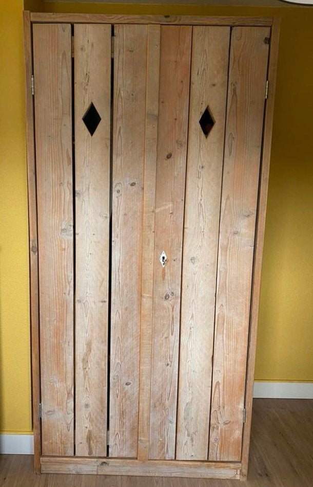 Saartje Prum Robuuste steigerhouten kast, Ophalen, Met deur(en), Gebruikt, 100 tot 150 cm