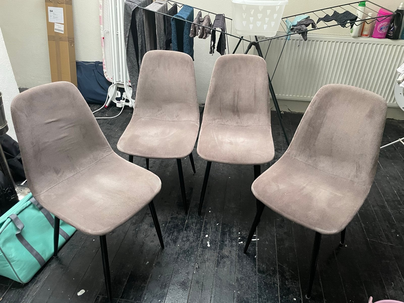 4 JYSK eetkamerstoelen - Grijs curduroy met zwarte poten, Ophalen, Zo goed als nieuw, Vier, Stof