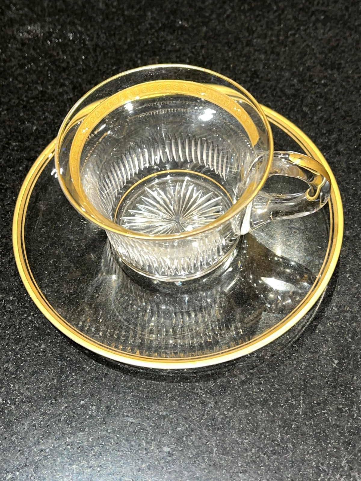 Mid-century Geslepen kristalglas met goud decor tas en bord, Ophalen of Verzenden