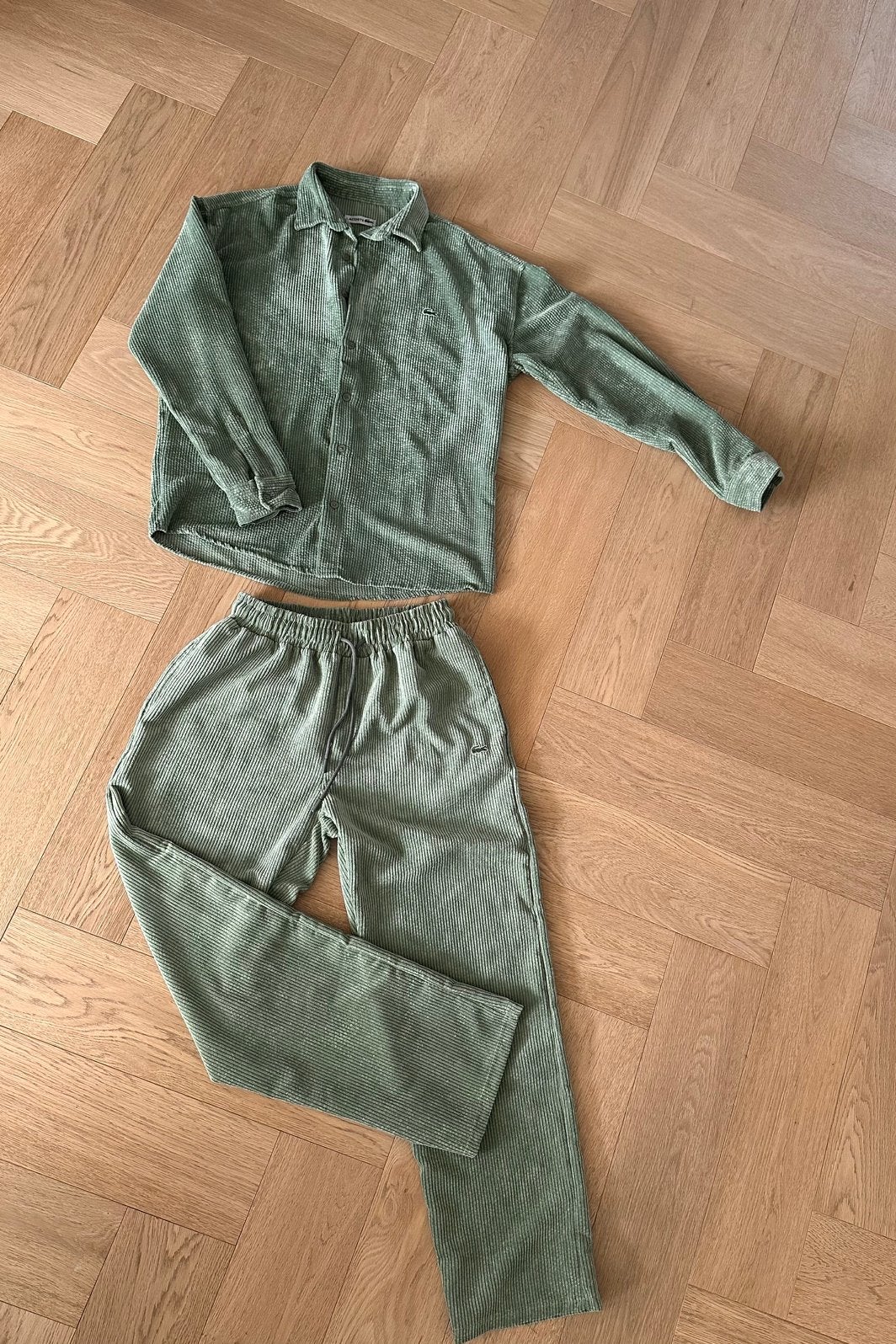 Super gave twin set. Lacoste. Corduroy. Maat L, Ophalen of Verzenden, Zo goed als nieuw