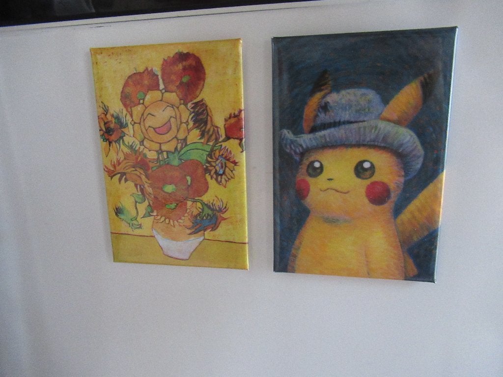 2 MAGNETEN = SUNFLORA + Pokémon Pikachu grey hat x Van Gogh, Ophalen of Verzenden, Nieuw, Overige typen