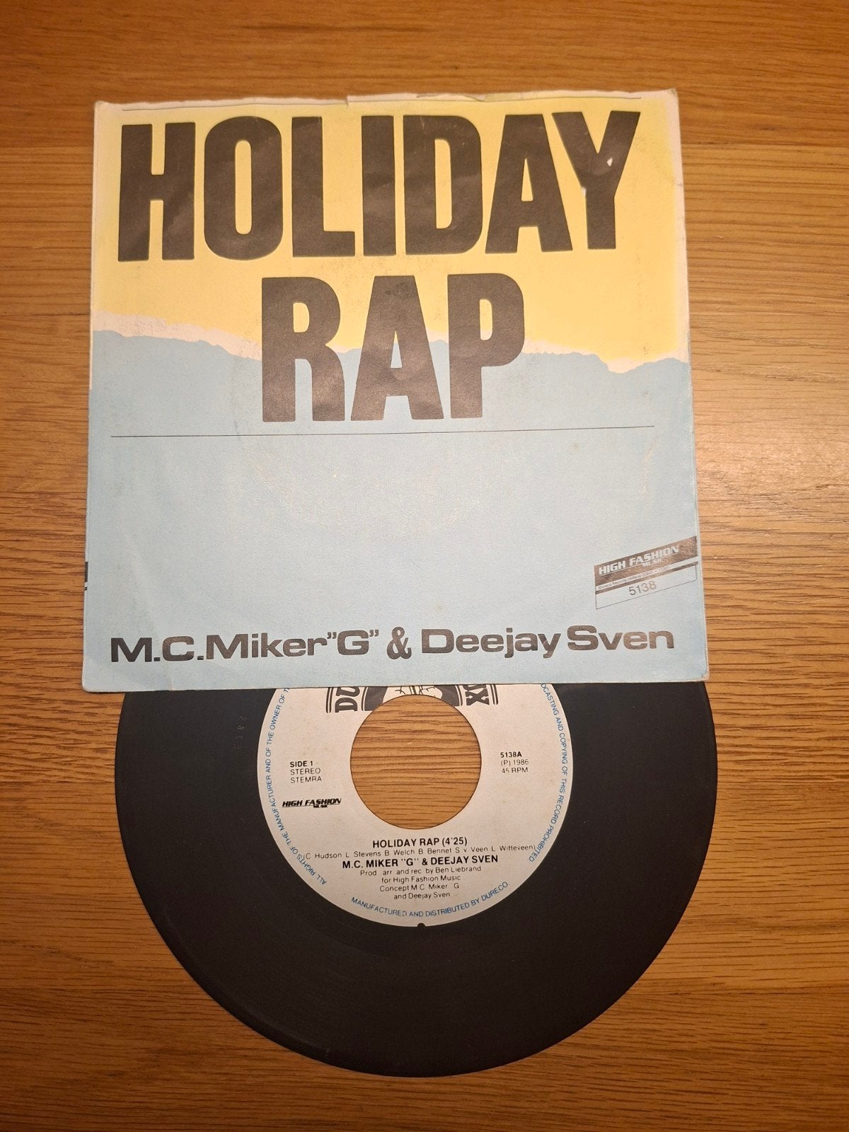 M.C. Miker 'G' & Deejay Sven - Holiday Rap (7 inch vinyl), Cd's en Dvd's, Gebruikt, 7 inch, Ophalen of Verzenden, EP